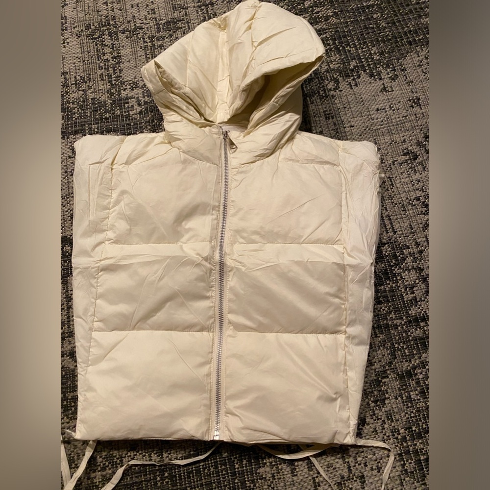 Keeliya cropped puffer vest, BEIGE, Size L, all other pics are style images, NWT